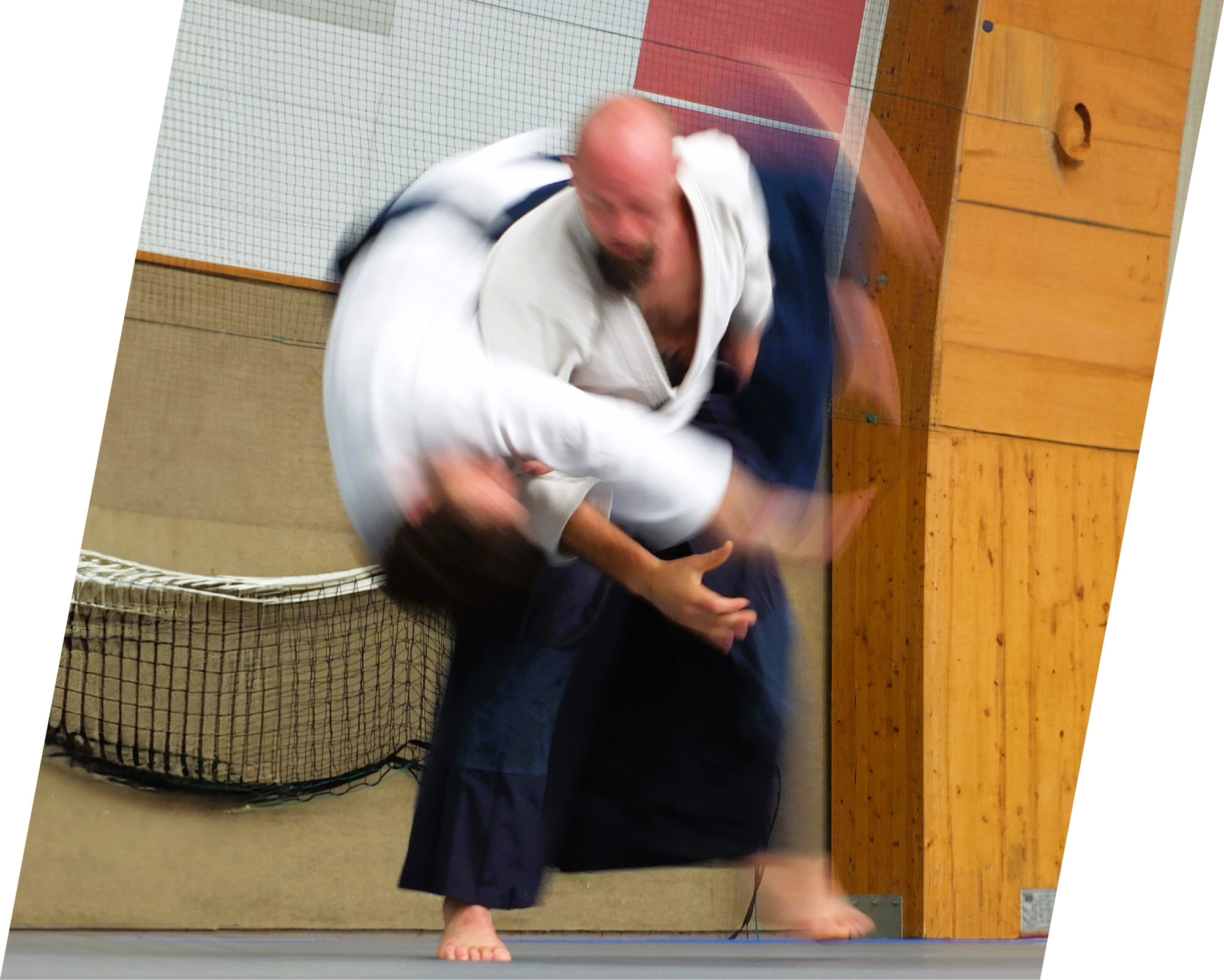 Due praticanti eseguono la tecnica del Koshinage, una tecnica dinamica di Aikido